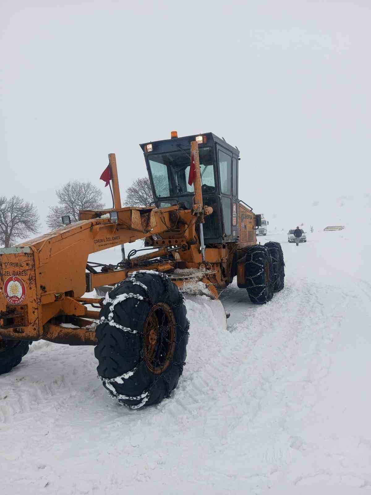 Çorum’da mahsur kalan araçlar için ekipler seferber oldu
