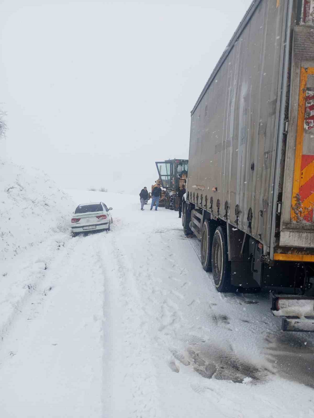 Çorum’da mahsur kalan araçlar için ekipler seferber oldu
