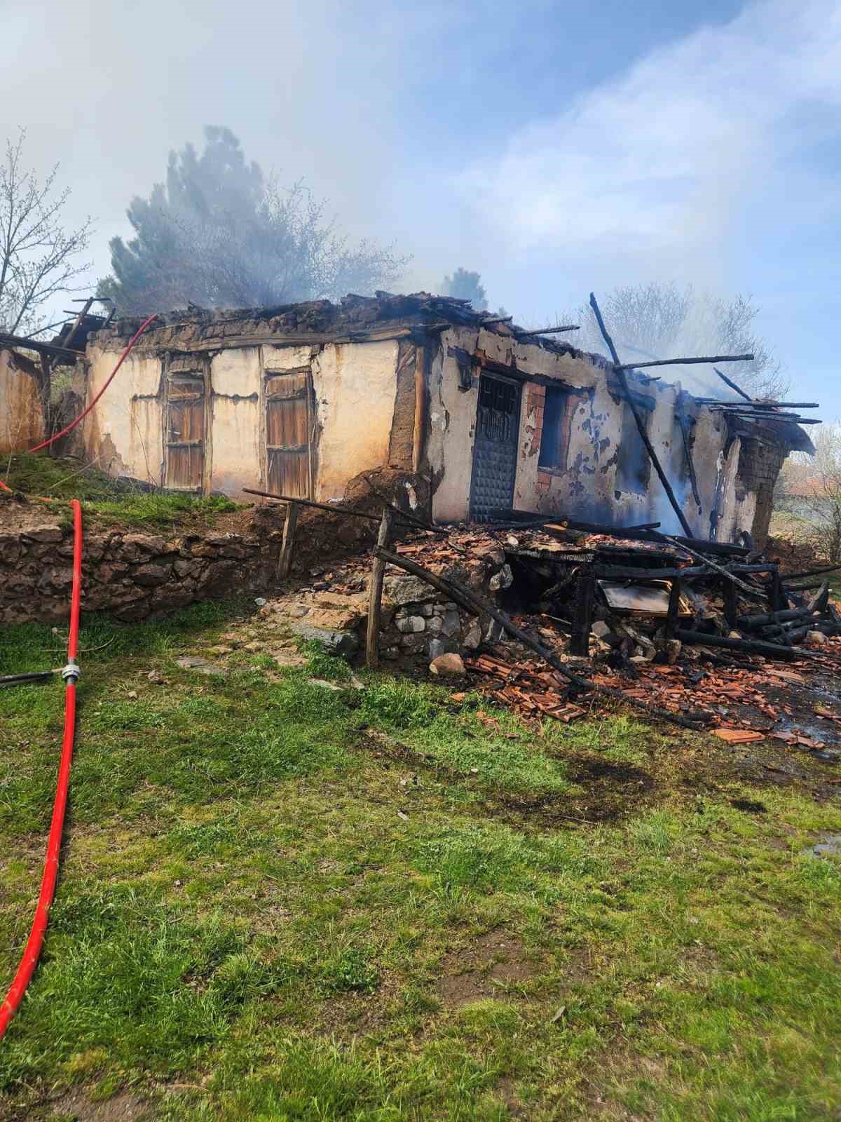 Çorum’da metruk ev yangını
