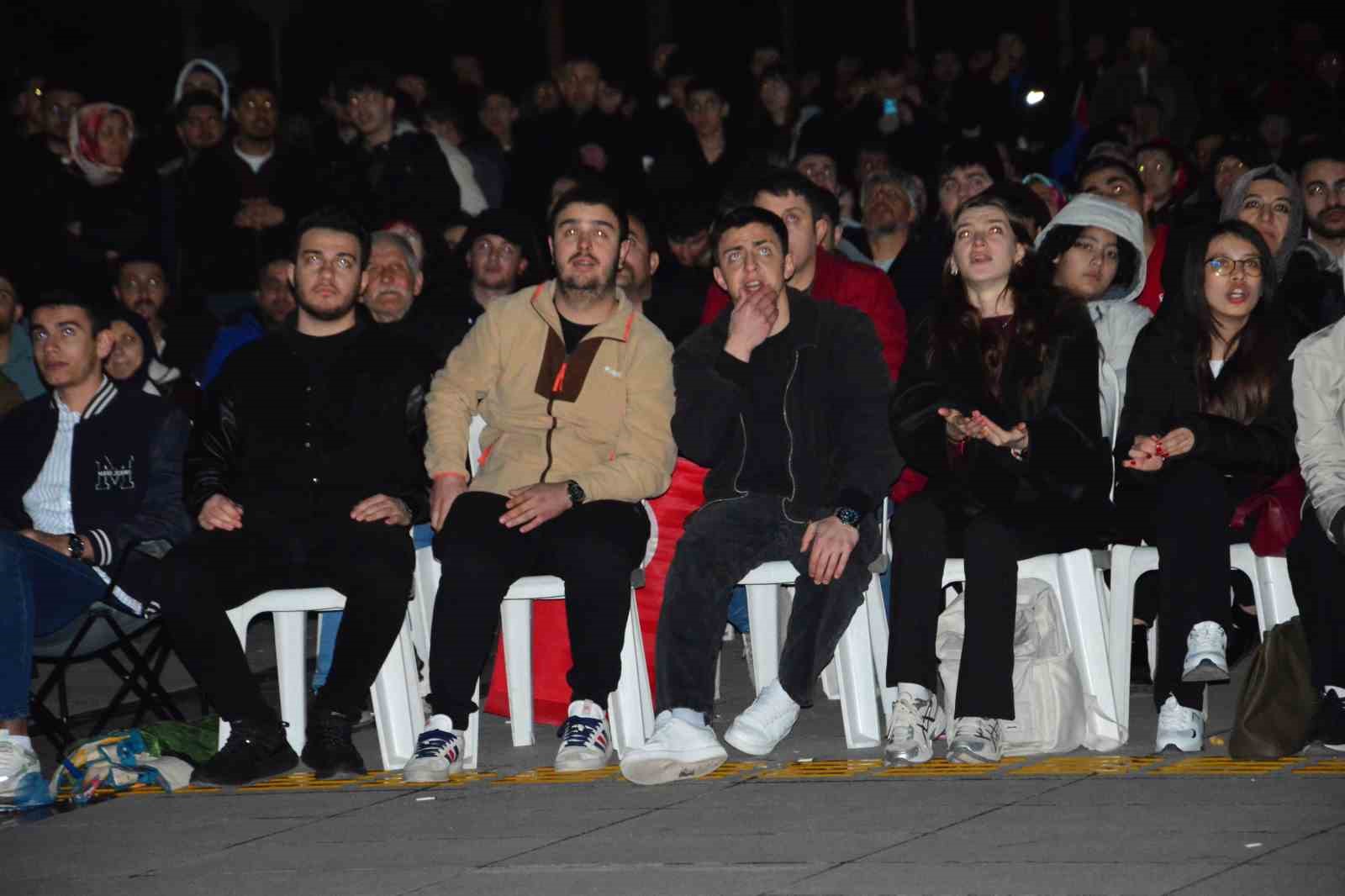 Çorum’da milli maç coşkusu kent meydanında yaşandı
