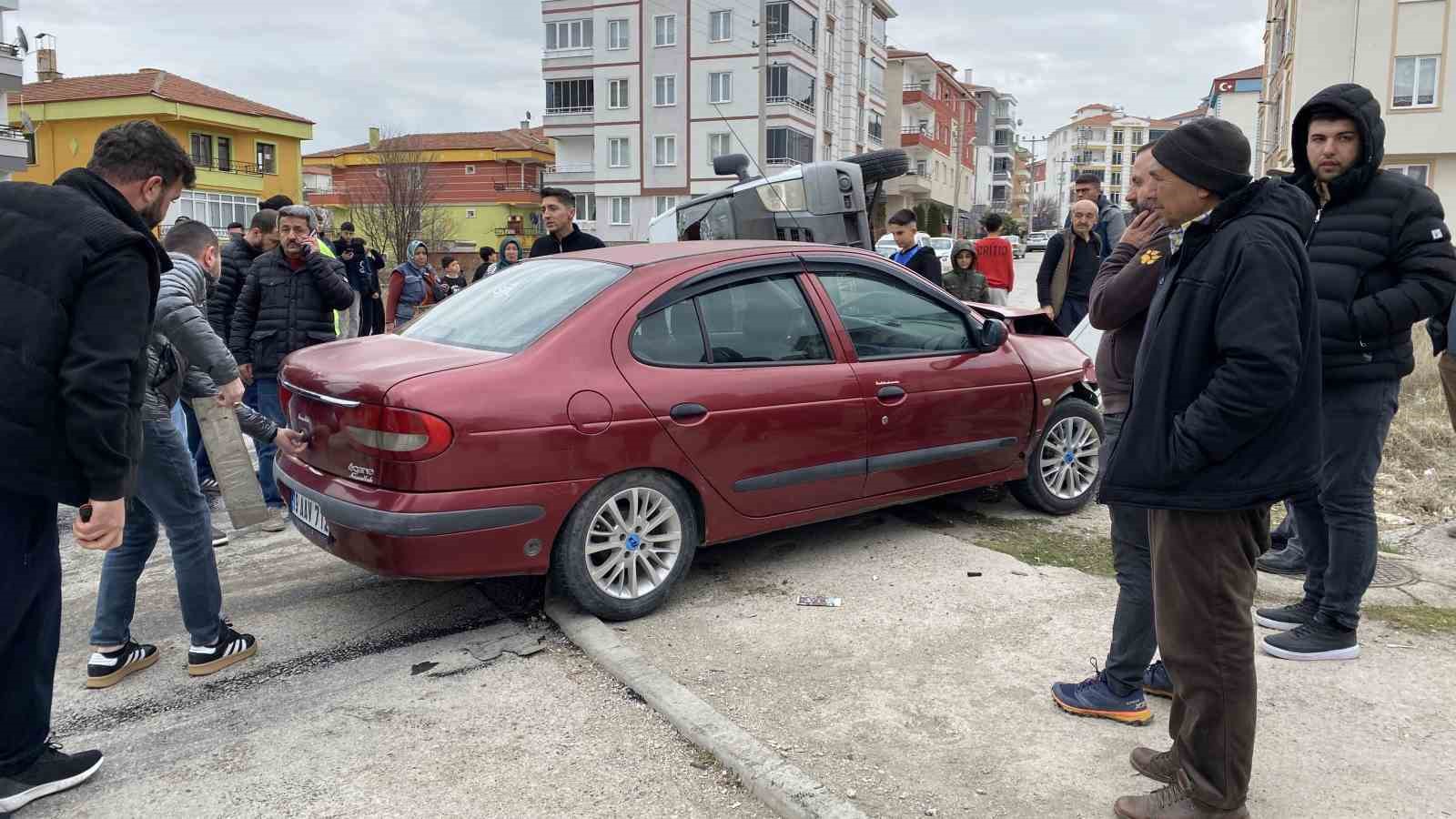 Çorum’da minibüs ile otomobil çarpıştı: 5 yaralı
