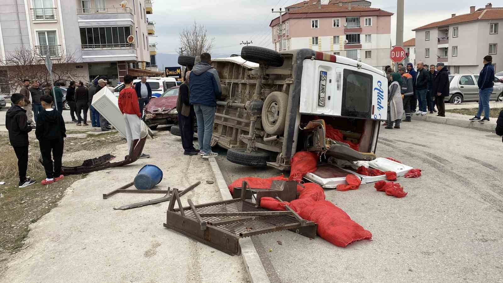 Çorum’da minibüs ile otomobil çarpıştı: 5 yaralı

