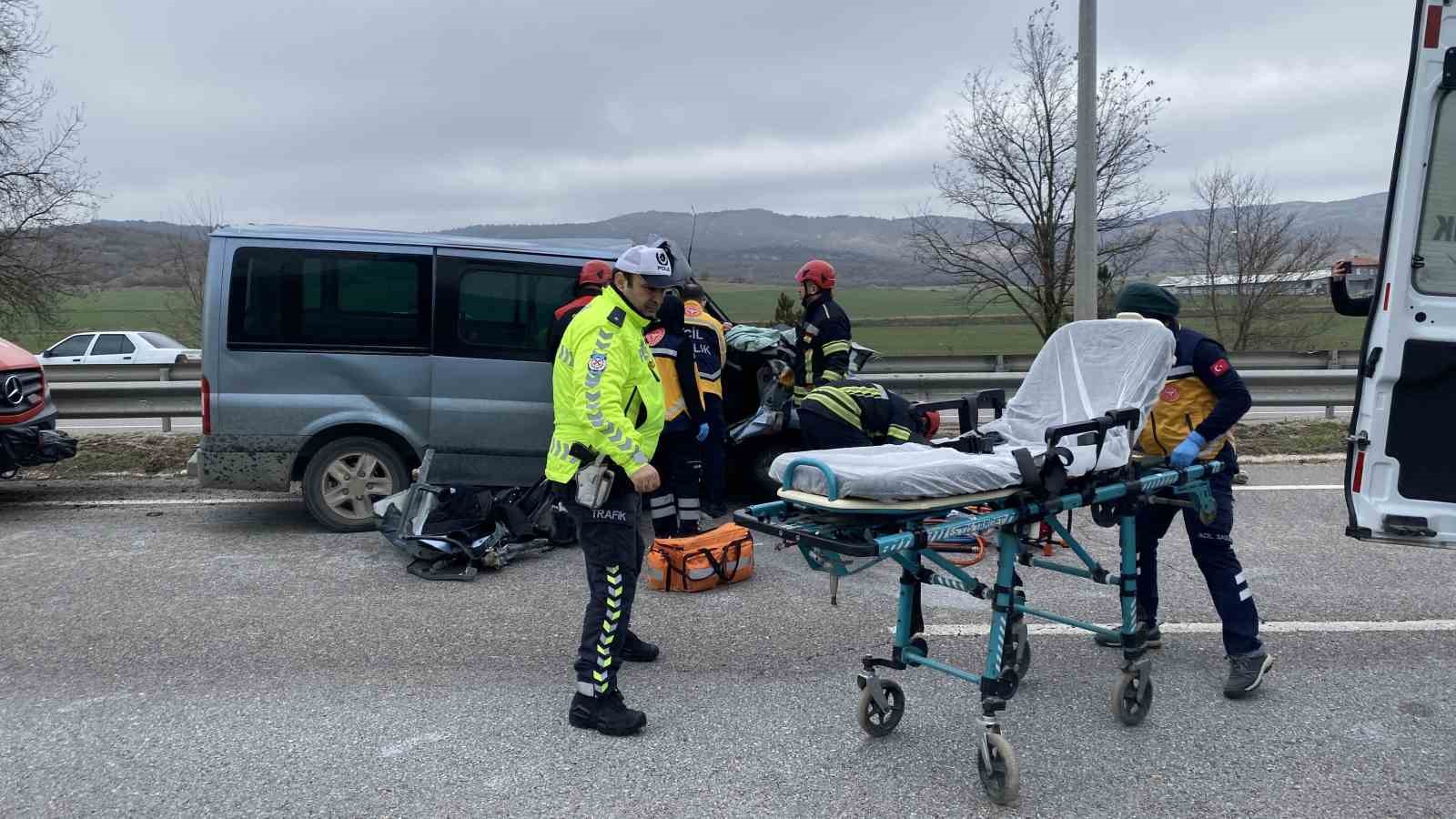 Çorum’da minibüs tıra çarptı: Sürücü araçta sıkıştı, eşi ve kızı yola savruldu
