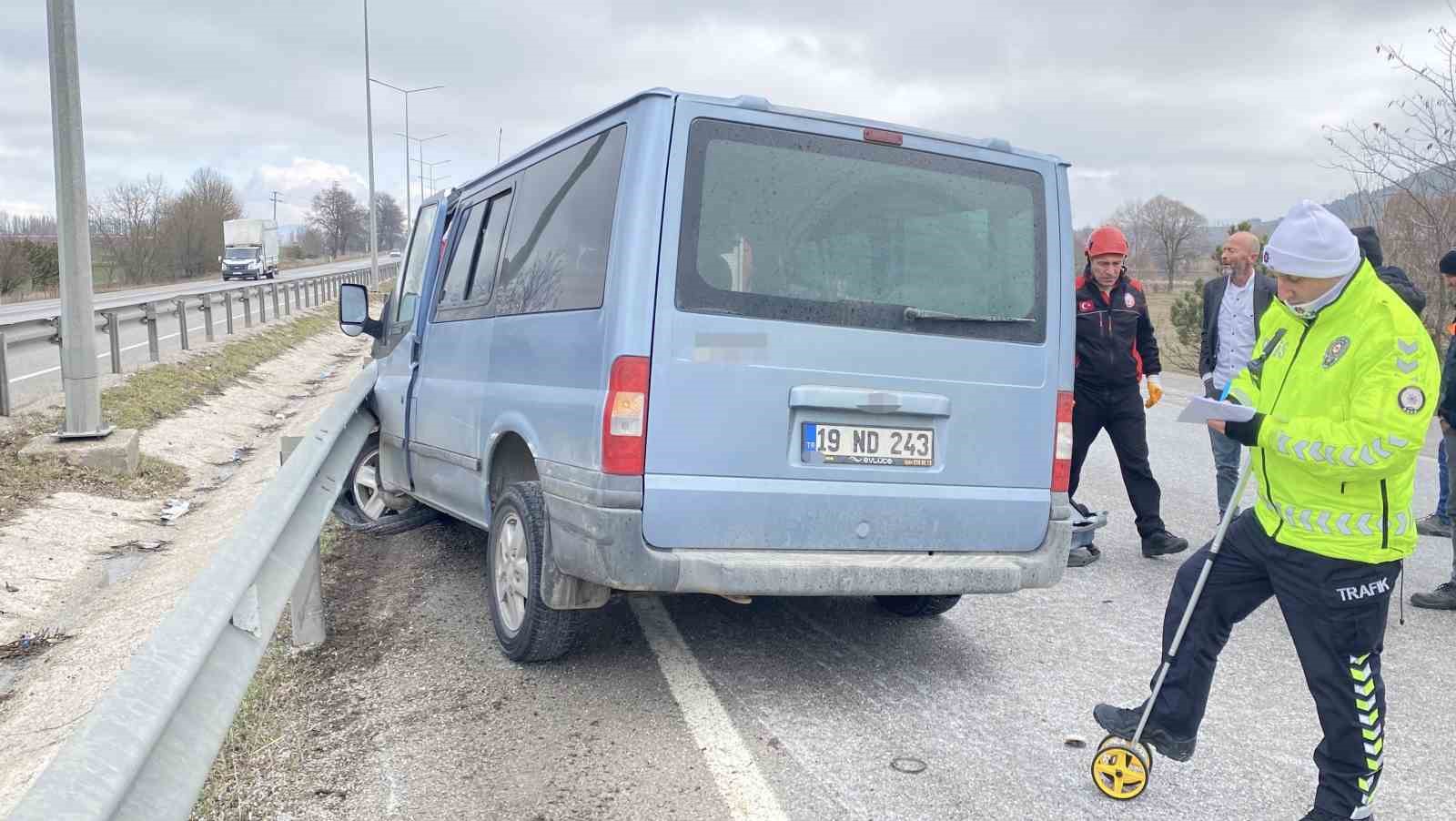 Çorum’da minibüs tıra çarptı: Sürücü araçta sıkıştı, eşi ve kızı yola savruldu
