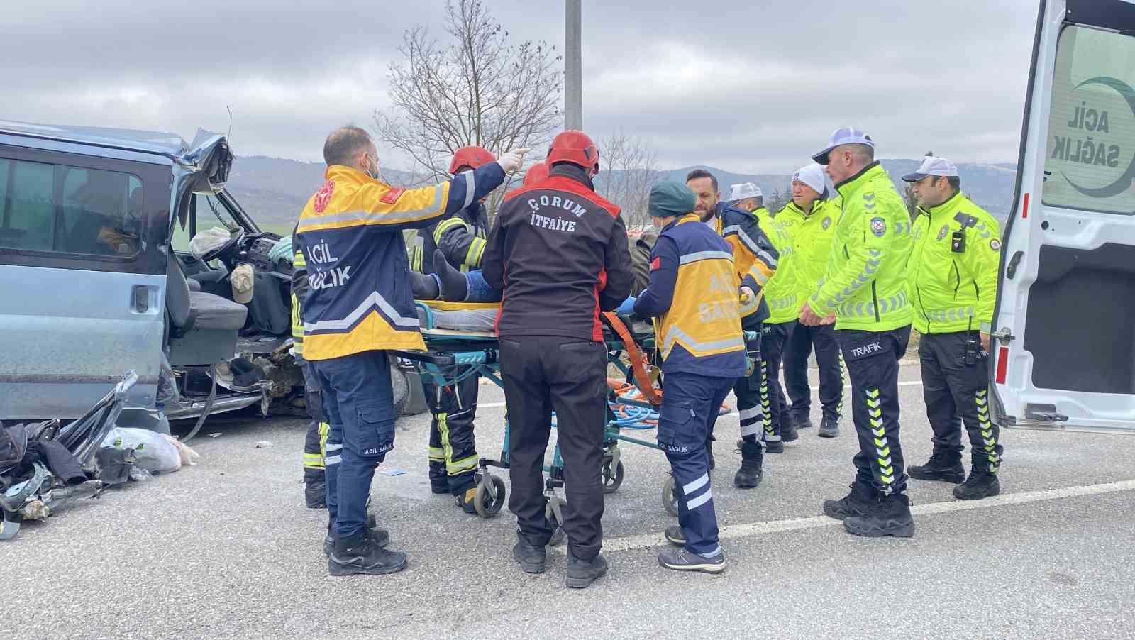 Çorum’da minibüs tıra çarptı: Sürücü araçta sıkıştı, eşi ve kızı yola savruldu
