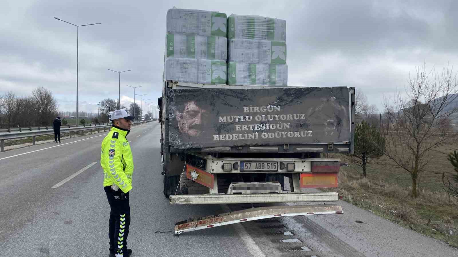 Çorum’da minibüs tıra çarptı: Sürücü araçta sıkıştı, eşi ve kızı yola savruldu
