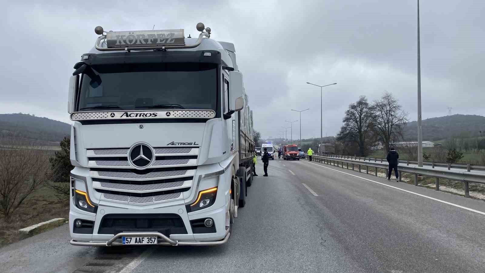 Çorum’da minibüs tıra çarptı: Sürücü araçta sıkıştı, eşi ve kızı yola savruldu
