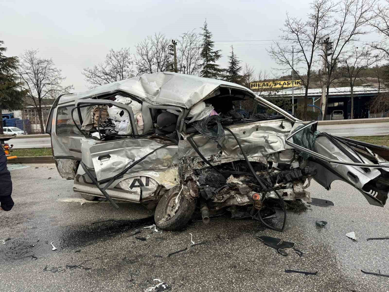 Çorum’da otobüs ile minibüs çarpıştı: 1’i ağır 2 yaralı
