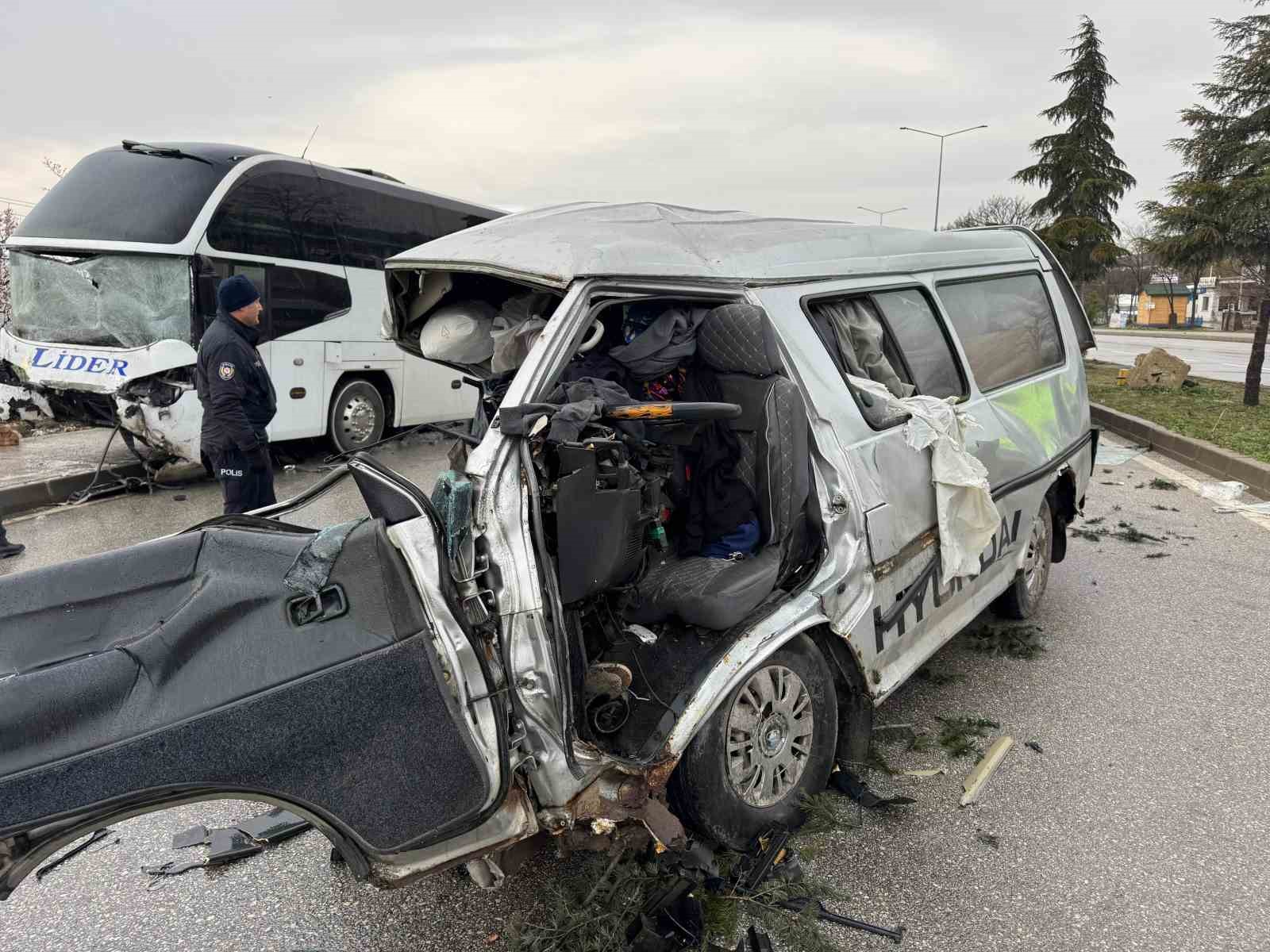 Çorum’da otobüs ile minibüs çarpıştı: 1’i ağır 2 yaralı
