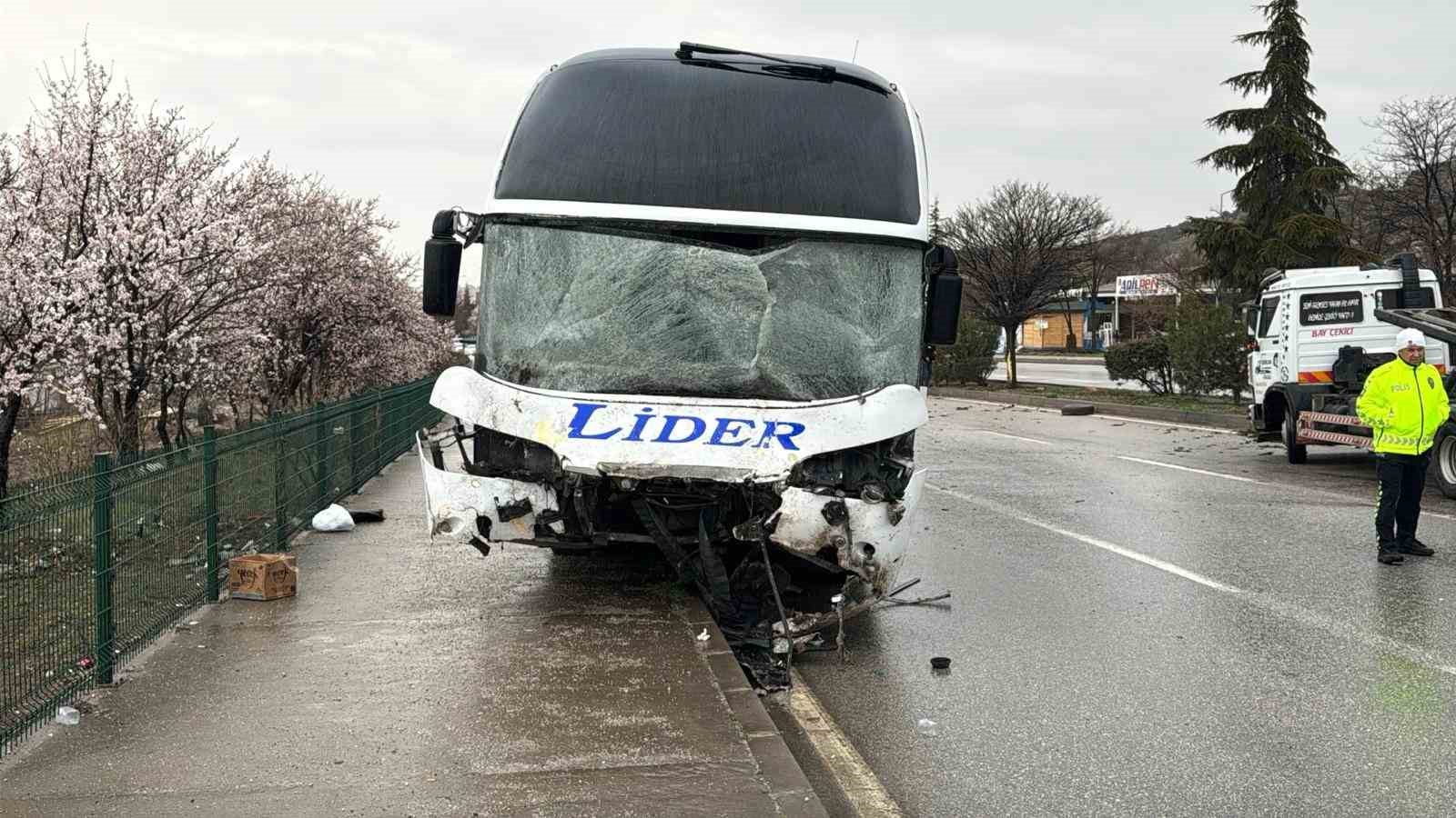 Çorum’da otobüs ile minibüs çarpıştı: 1’i ağır 2 yaralı
