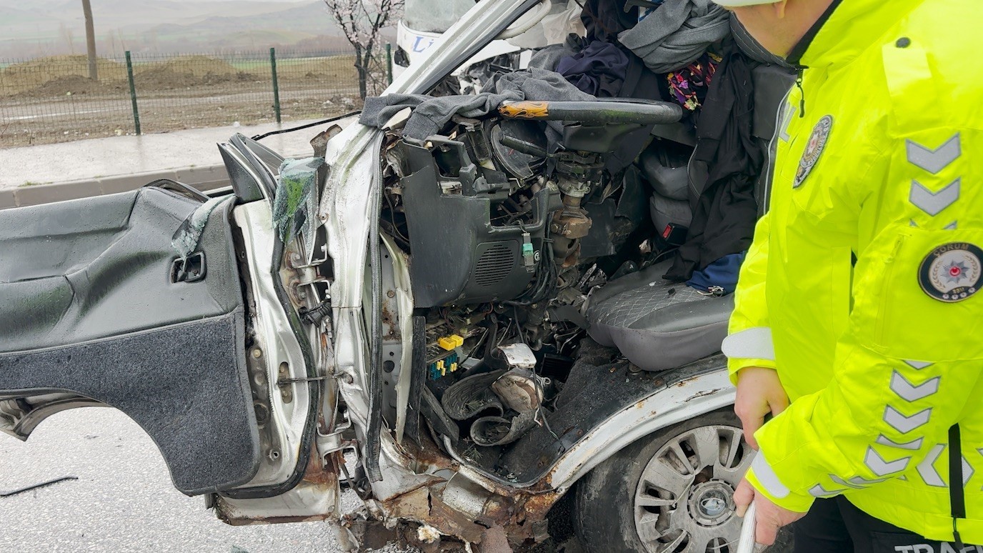 Çorum’da otobüs ile minibüs çarpıştı: 1’i ağır 2 yaralı
