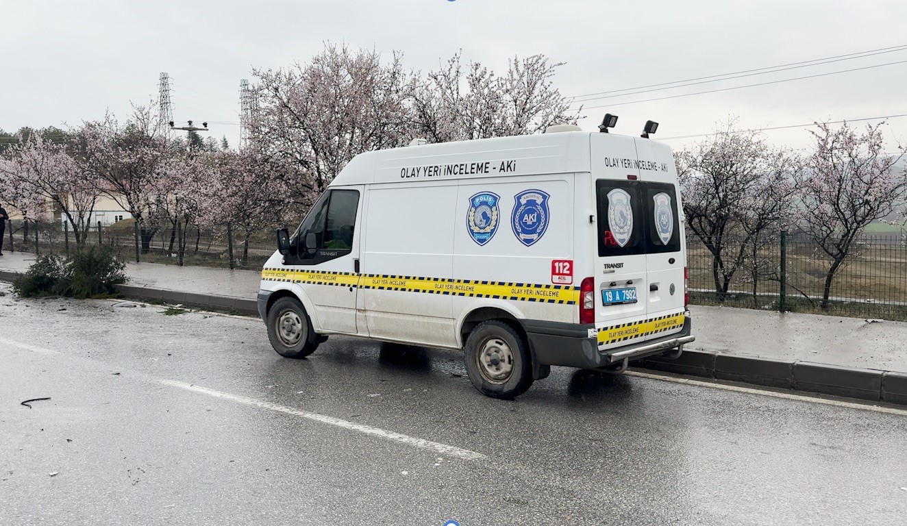 Çorum’da otobüs ile minibüs çarpıştı: 1’i ağır 2 yaralı
