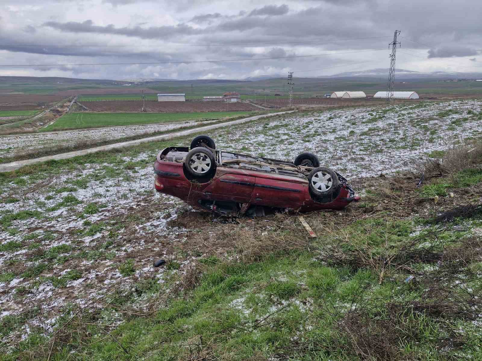 Çorum’da otomobil şarampole yuvarlandı: 3 yaralı
