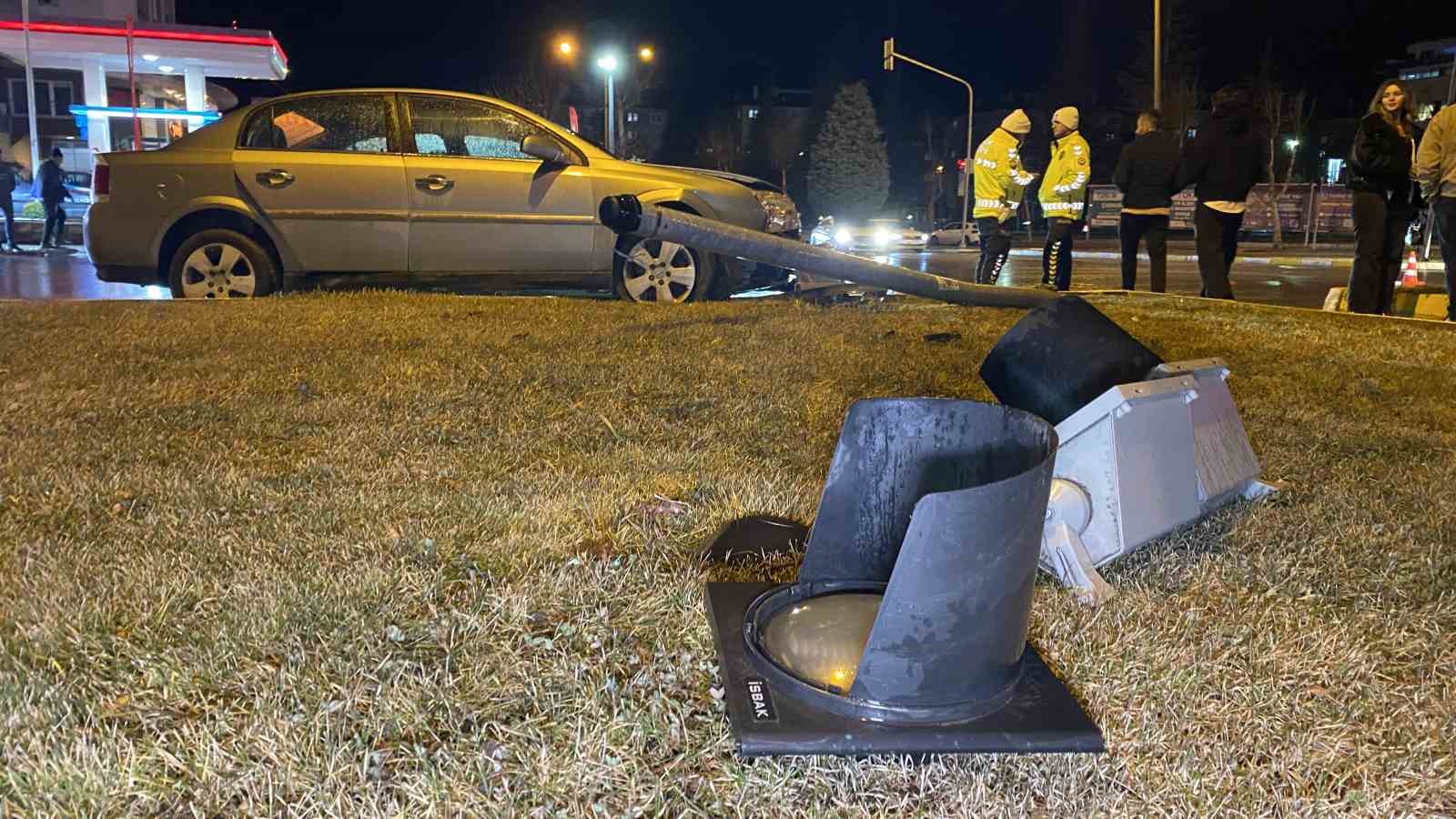 Çorum’da otomobil sinyalizasyon direğine çarptı: 1 yaralı
