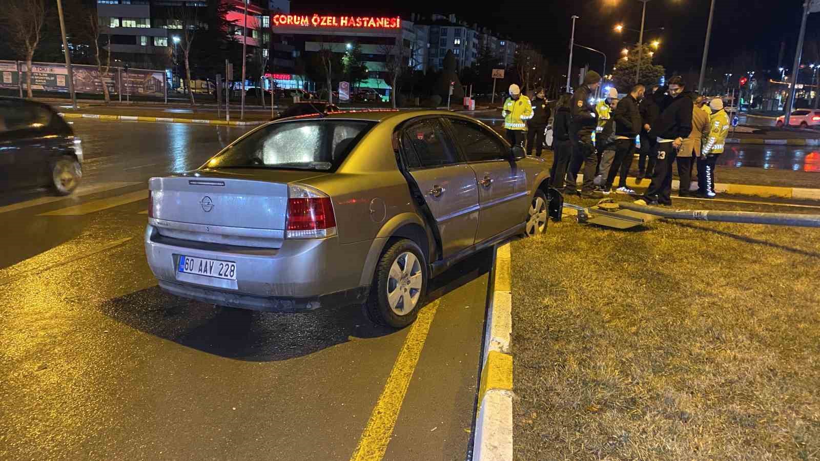 Çorum’da otomobil sinyalizasyon direğine çarptı: 1 yaralı
