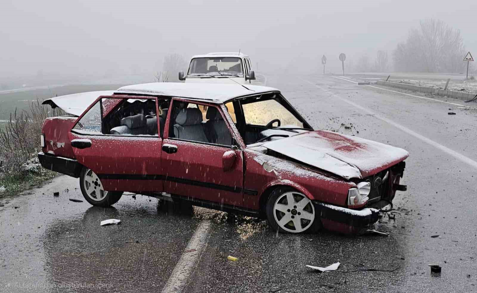 Çorum’da otomobil tabelaya çarptı: 1 yaralı
