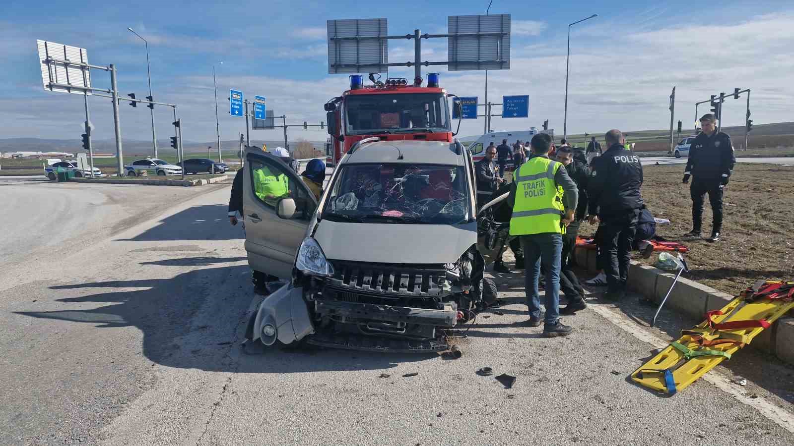 Çorum’da otomobille hafif ticari araç çarpıştı: 1’i çocuk 6 yaralı
