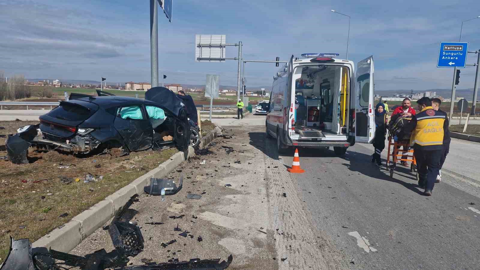 Çorum’da otomobille hafif ticari araç çarpıştı: 1’i çocuk 6 yaralı
