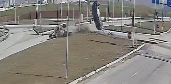 Çorum’da otomobille hafif ticari araç çarpıştı: 1’i çocuk 6 yaralı
