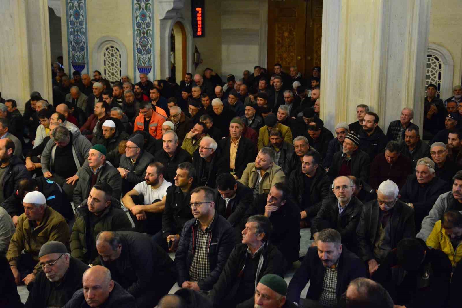 Çorum’da Ramazan ayının son cuma namazında vatandaşlar camilere akın etti
