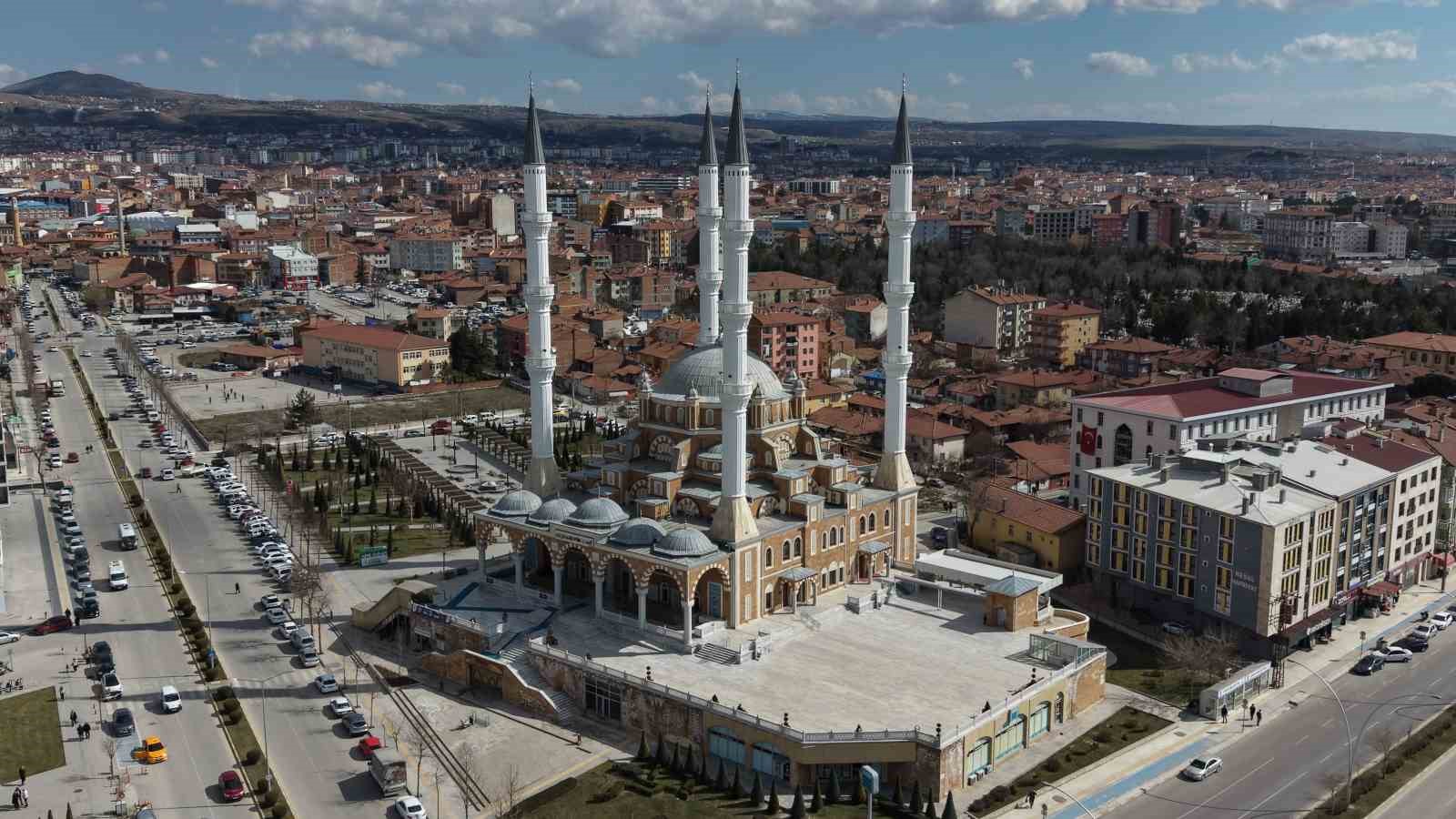 Çorum’da Ramazan ayının son cuma namazında vatandaşlar camilere akın etti
