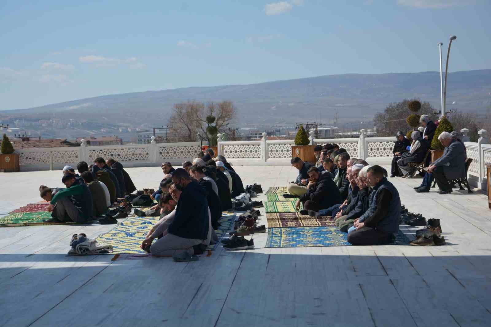 Çorum’da Ramazan ayının son cuma namazında vatandaşlar camilere akın etti
