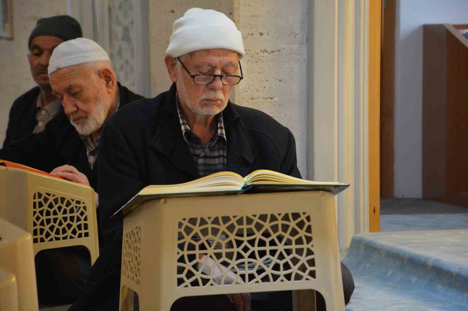 Çorum’da Ramazan ayının son cuma namazında vatandaşlar camilere akın etti
