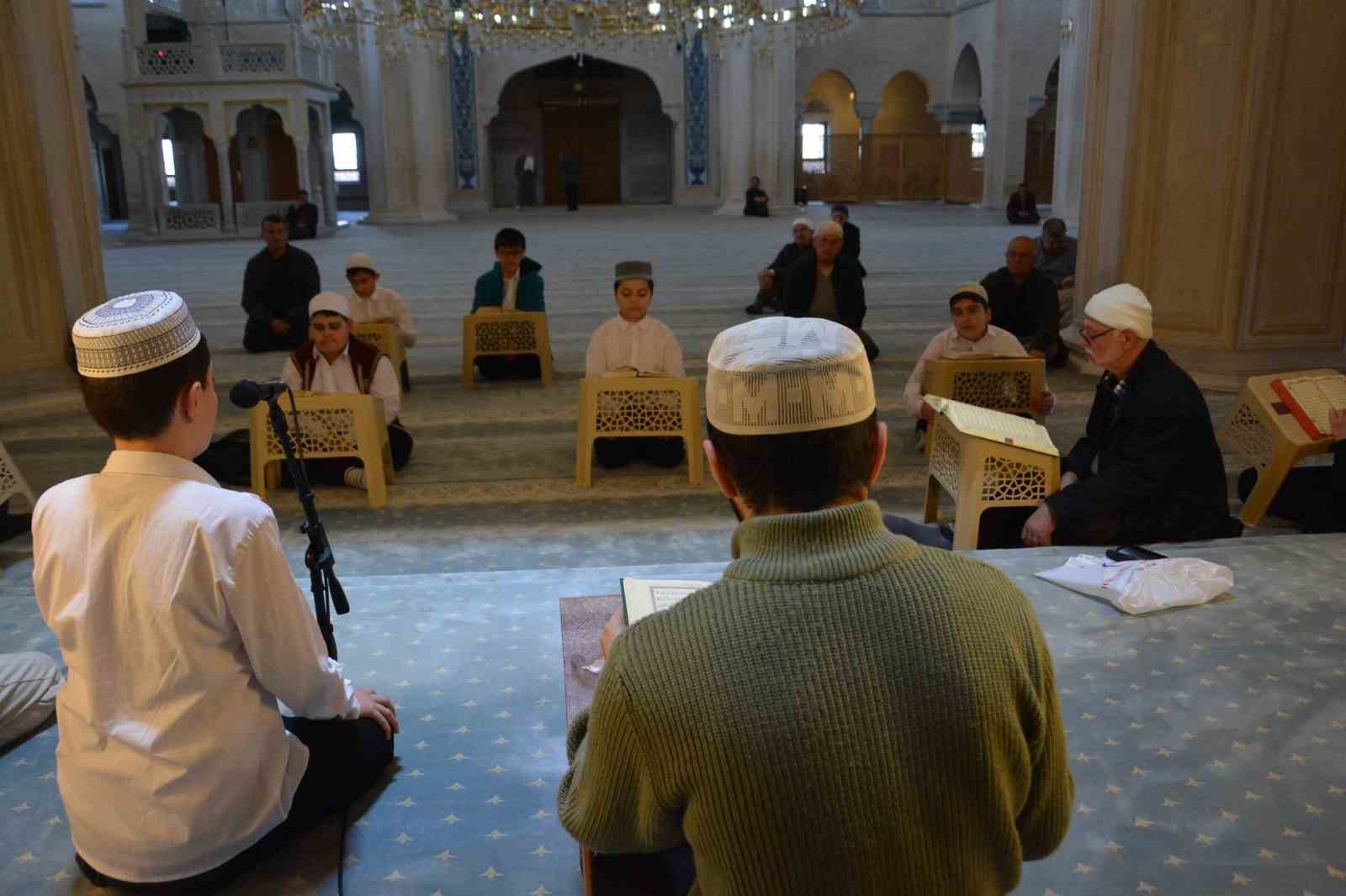 Çorum’da Ramazan ayının son cuma namazında vatandaşlar camilere akın etti

