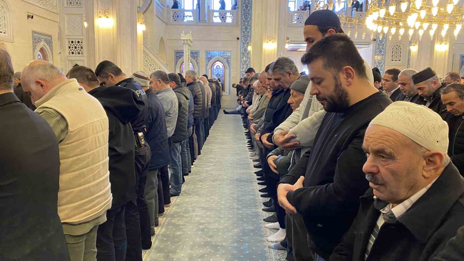 Çorum’da Ramazan ayının son cuma namazında vatandaşlar camilere akın etti
