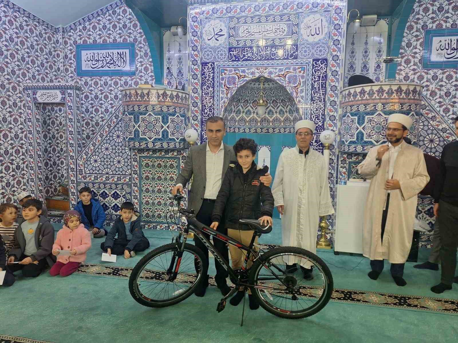 Çorum’da Ramazan’ın ilk teravih namazında çocuklar camide buluştu
