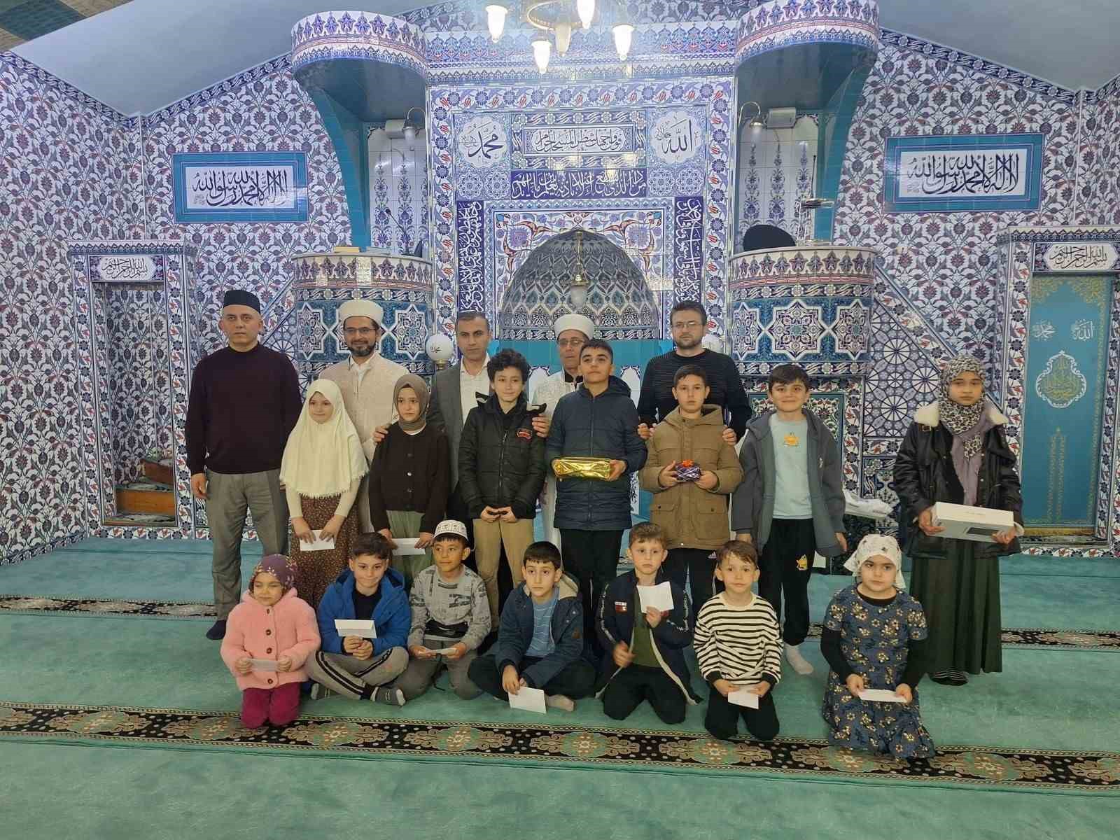 Çorum’da Ramazan’ın ilk teravih namazında çocuklar camide buluştu
