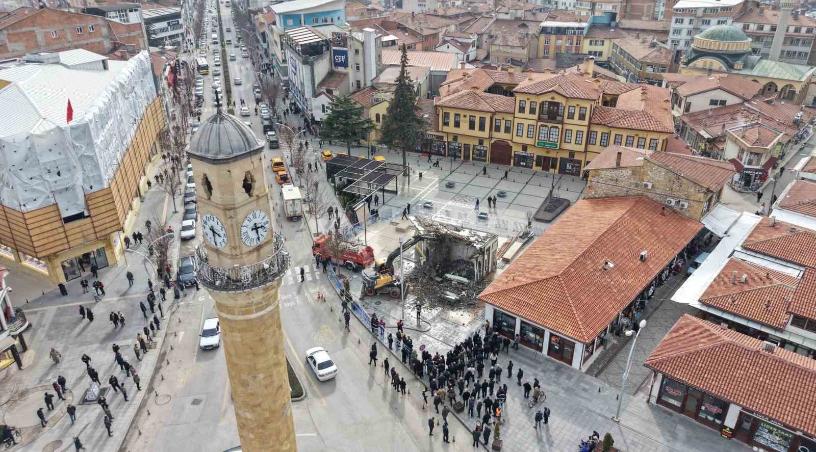 Çorum’da son binanın da yıkılmasıyla tarihi silüet gün yüzüne çıktı

