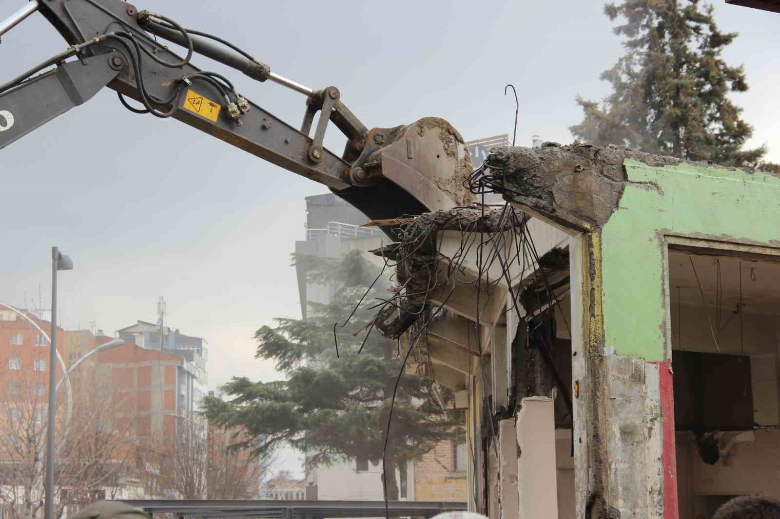 Çorum’da son binanın da yıkılmasıyla tarihi silüet gün yüzüne çıktı

