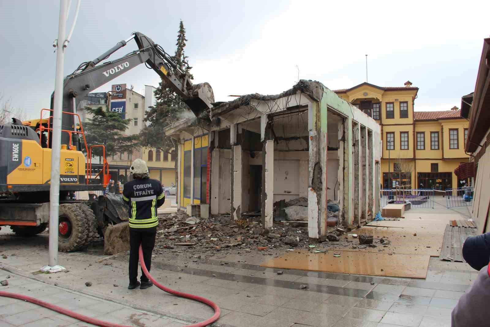 Çorum’da son binanın da yıkılmasıyla tarihi silüet gün yüzüne çıktı

