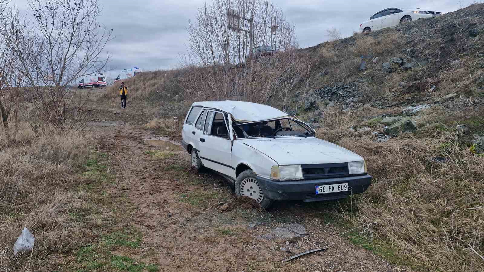 Çorum’da Tofaş şarampole uçtu: 3 yaralı
