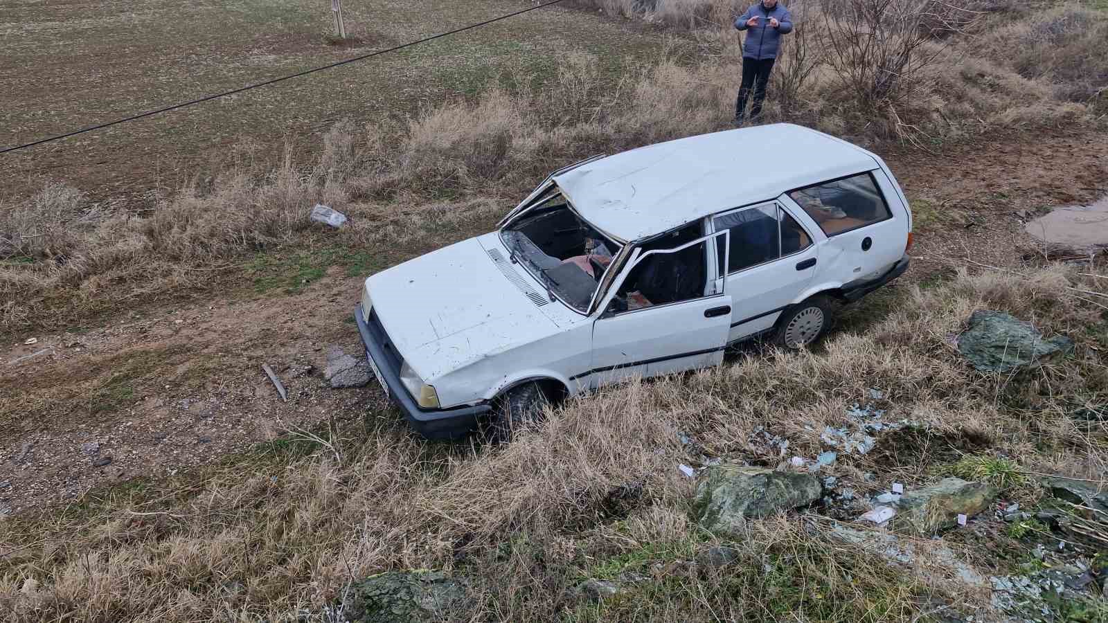 Çorum’da Tofaş şarampole uçtu: 3 yaralı
