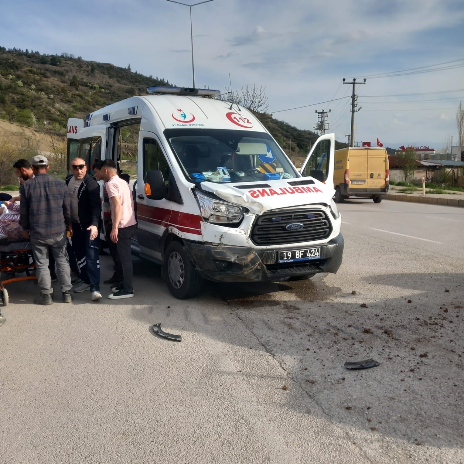 Çorum’da traktör ile ambulans çarpıştı: 1 yaralı
