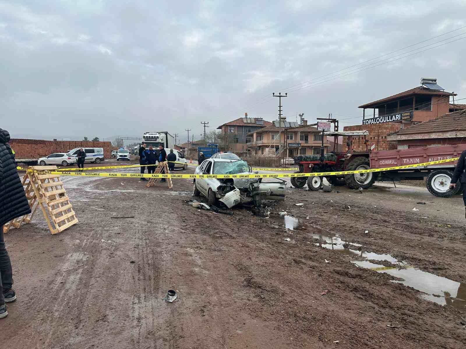 Çorum’da traktör otomobille çarpıştı: 1 ölü, 2 yaralı
