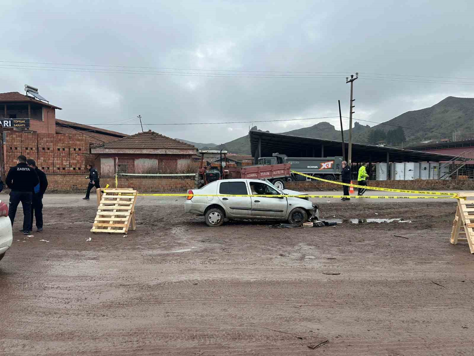 Çorum’da traktör otomobille çarpıştı: 1 ölü, 2 yaralı
