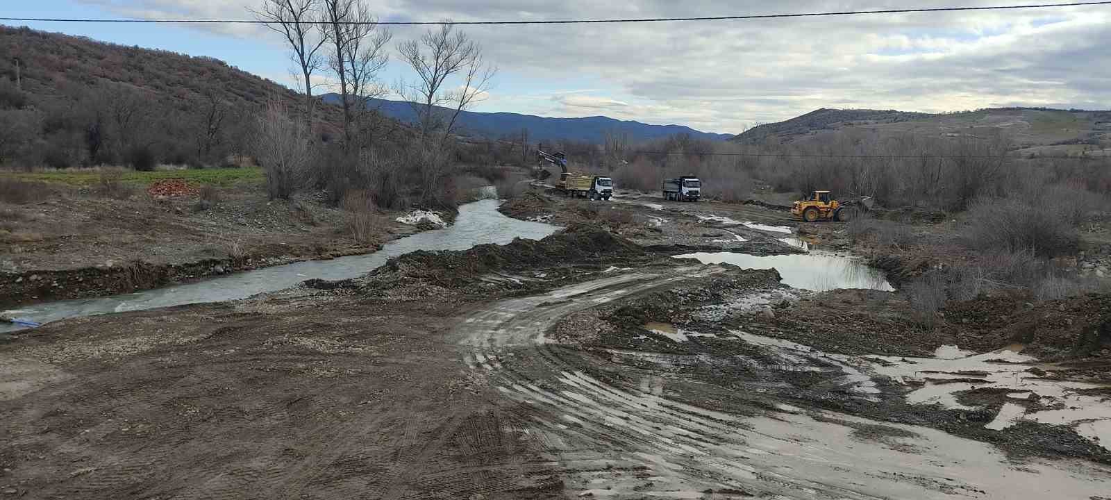 Çorum’da ulaşıma kapanan yolda ulaşım geçici köprüden sağlanacak
