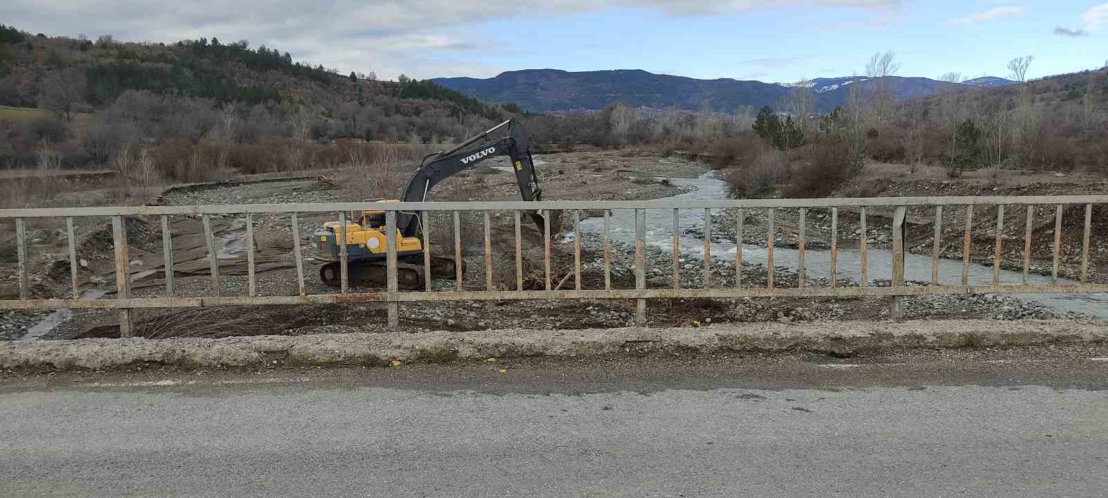 Çorum’da ulaşıma kapanan yolda ulaşım geçici köprüden sağlanacak
