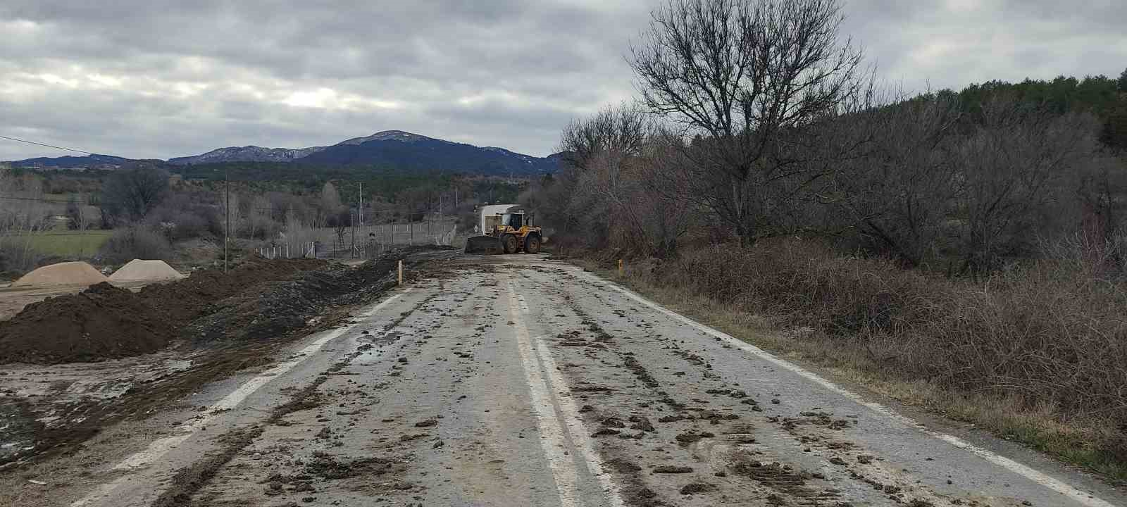 Çorum’da ulaşıma kapanan yolda ulaşım geçici köprüden sağlanacak
