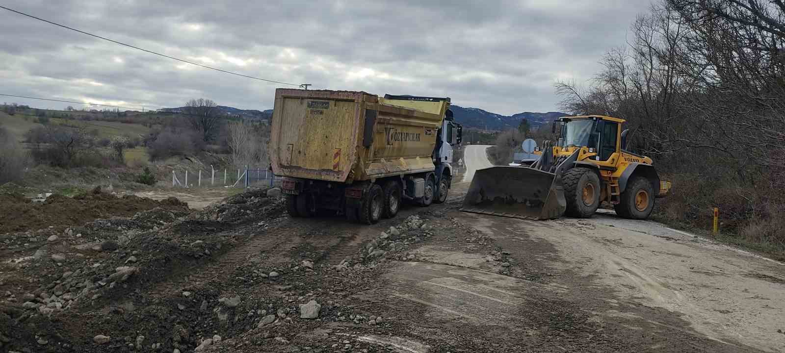 Çorum’da ulaşıma kapanan yolda ulaşım geçici köprüden sağlanacak
