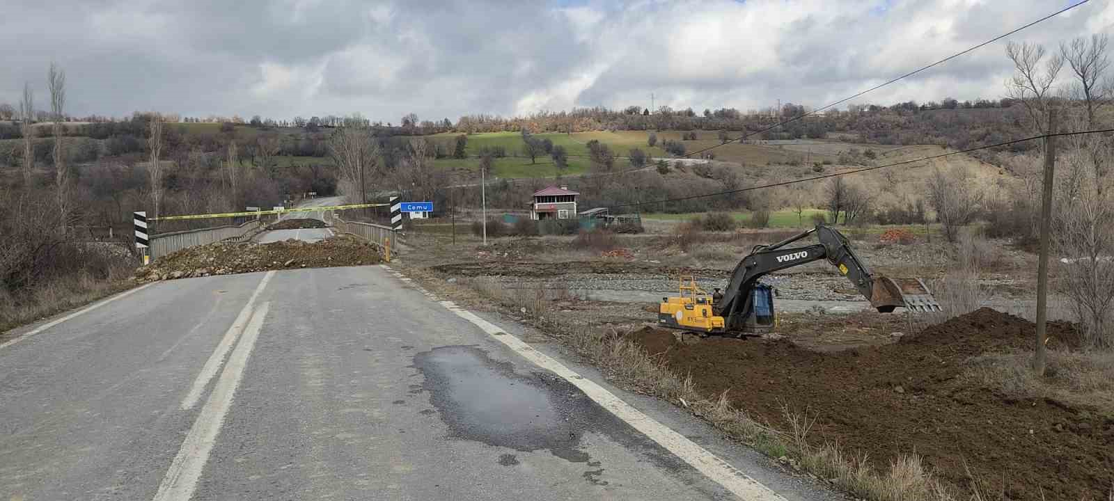 Çorum’da ulaşıma kapanan yolda ulaşım geçici köprüden sağlanacak
