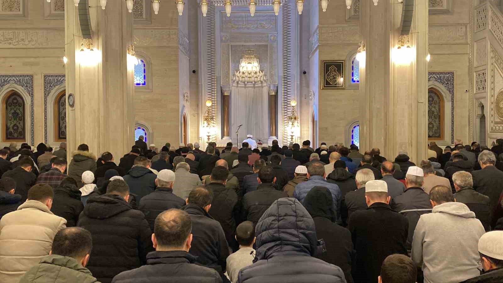 Çorum’da vatandaşlar ilk teravih için Akşemseddin Camii’ne akın etti
