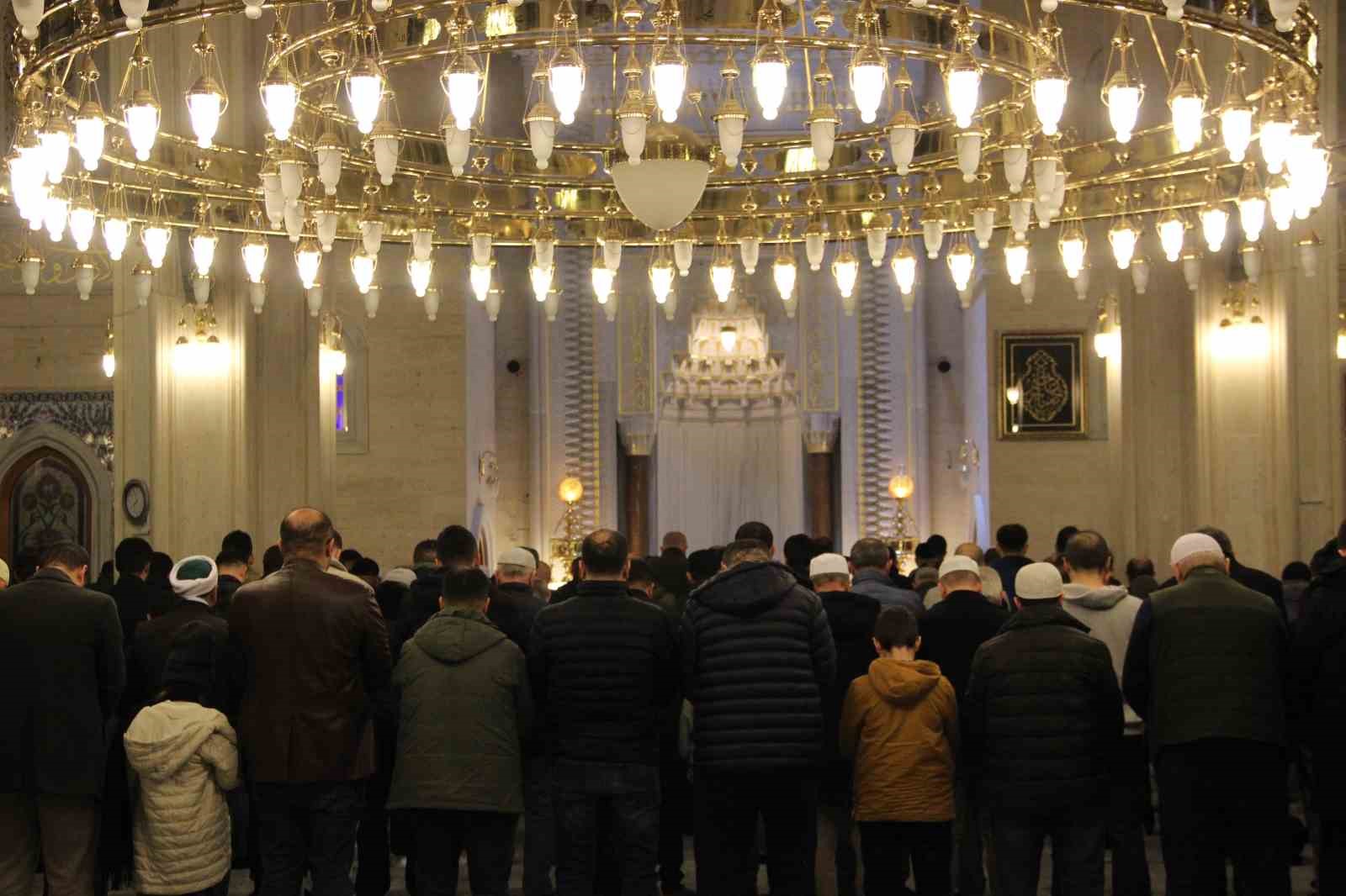 Çorum’da vatandaşlar ilk teravih için Akşemseddin Camii’ne akın etti
