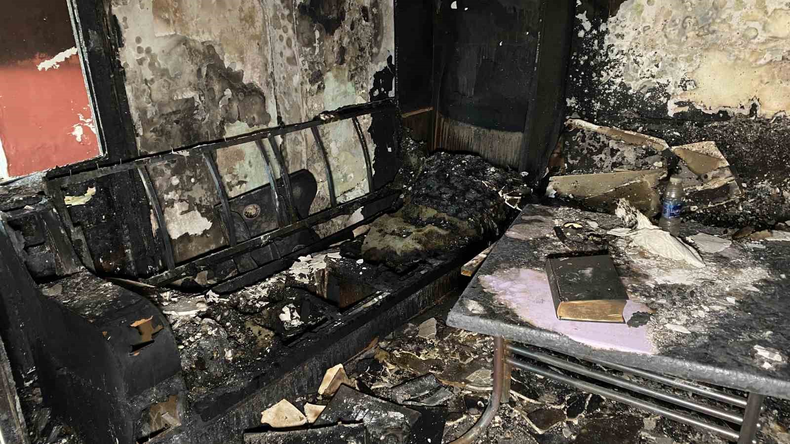 Çorum’da yanan gecekonduda Kur’an-ı Kerim meali zarar görmedi
