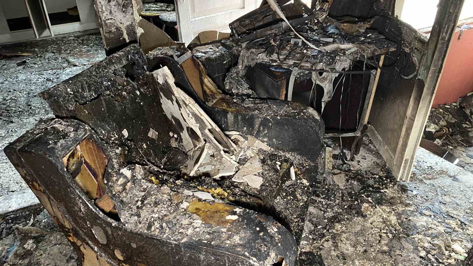 Çorum’da yanan gecekonduda Kur’an-ı Kerim meali zarar görmedi
