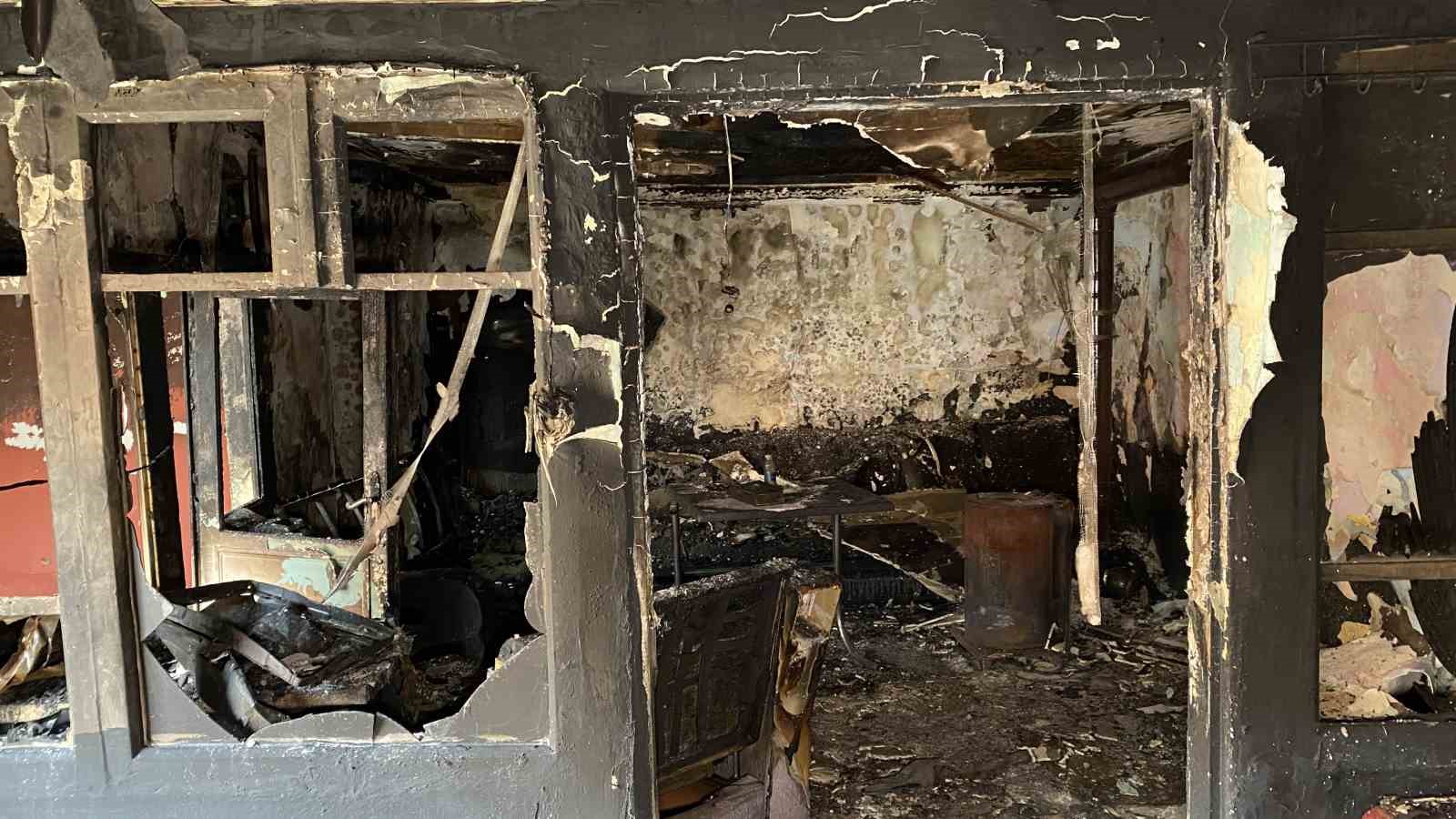 Çorum’da yanan gecekonduda Kur’an-ı Kerim meali zarar görmedi
