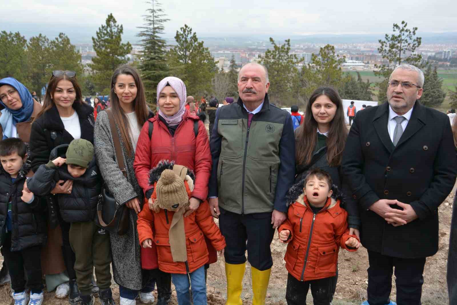 Çorum’da yüzlerce fidan toprakla buluştu
